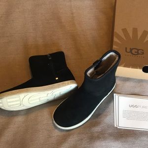 New with box Ugg Rye Boot, US size 3 Big Kids